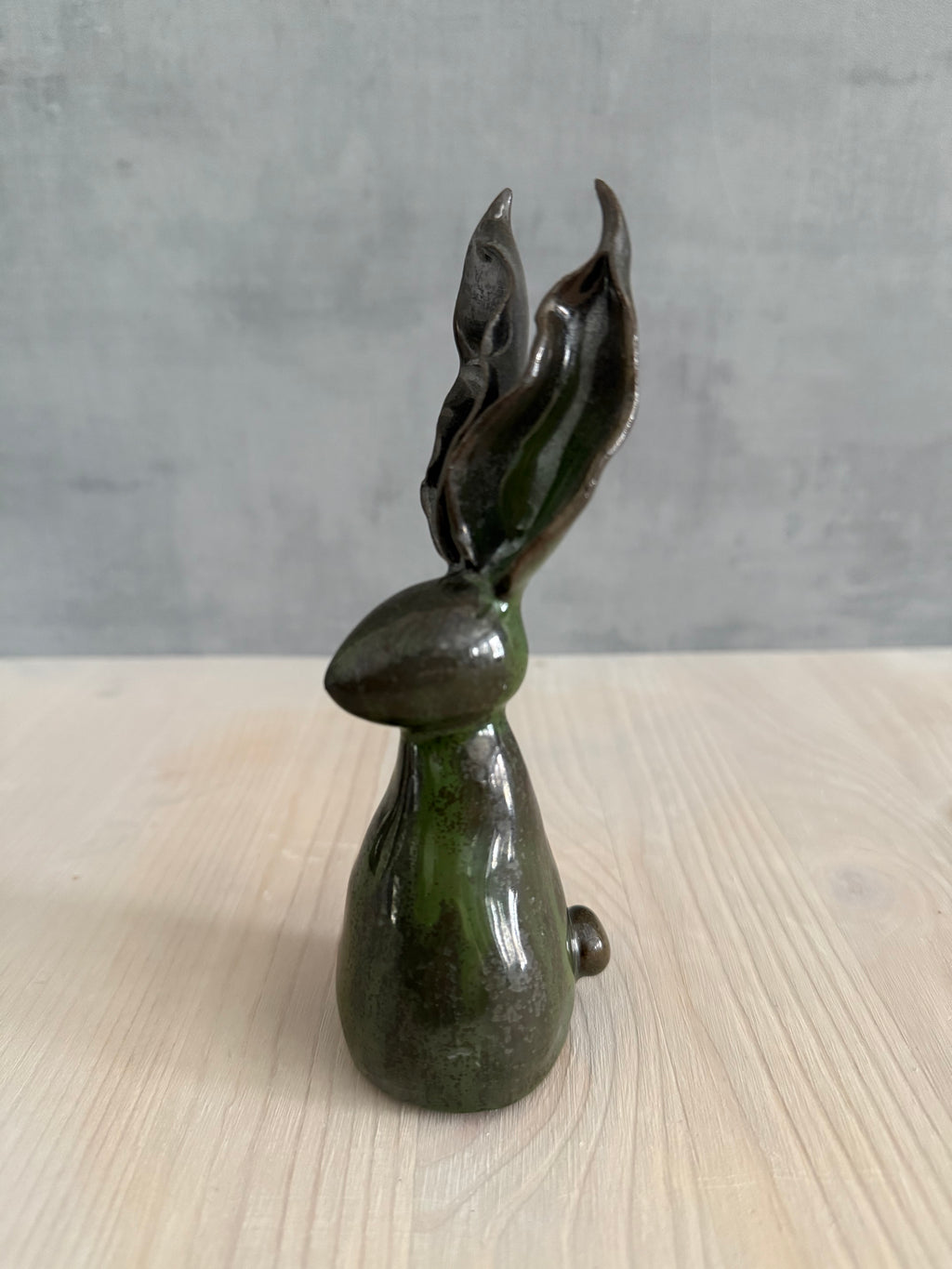Hare med långa öron, liten mörkgrön