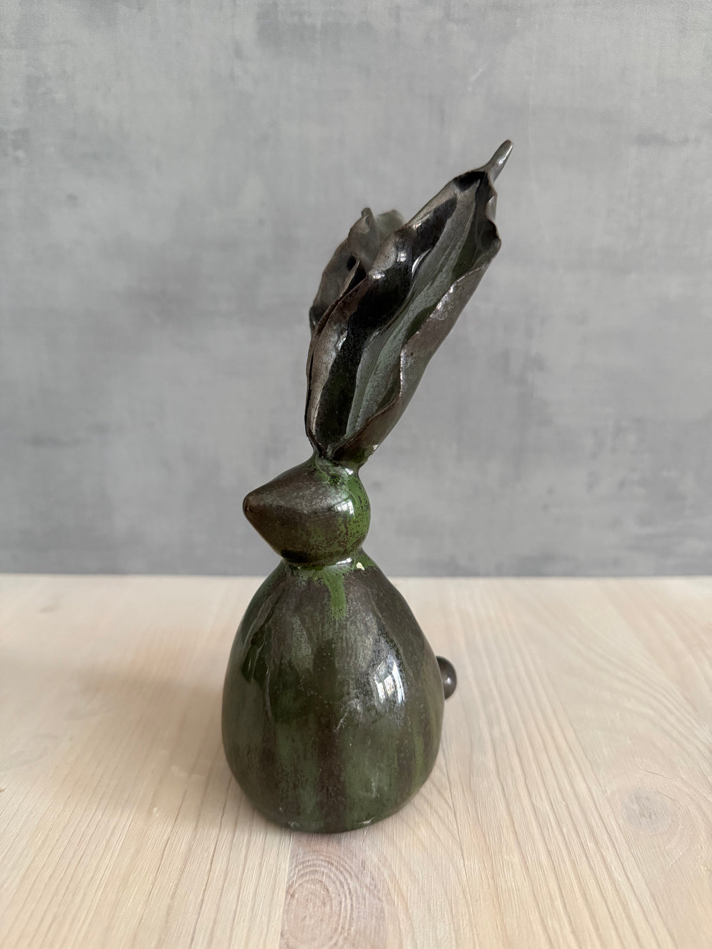Hare med långa öron, stor mörkgrön