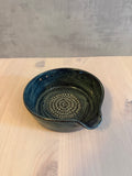 Vitlöksrivarskål med hål för örtrepning gråblå