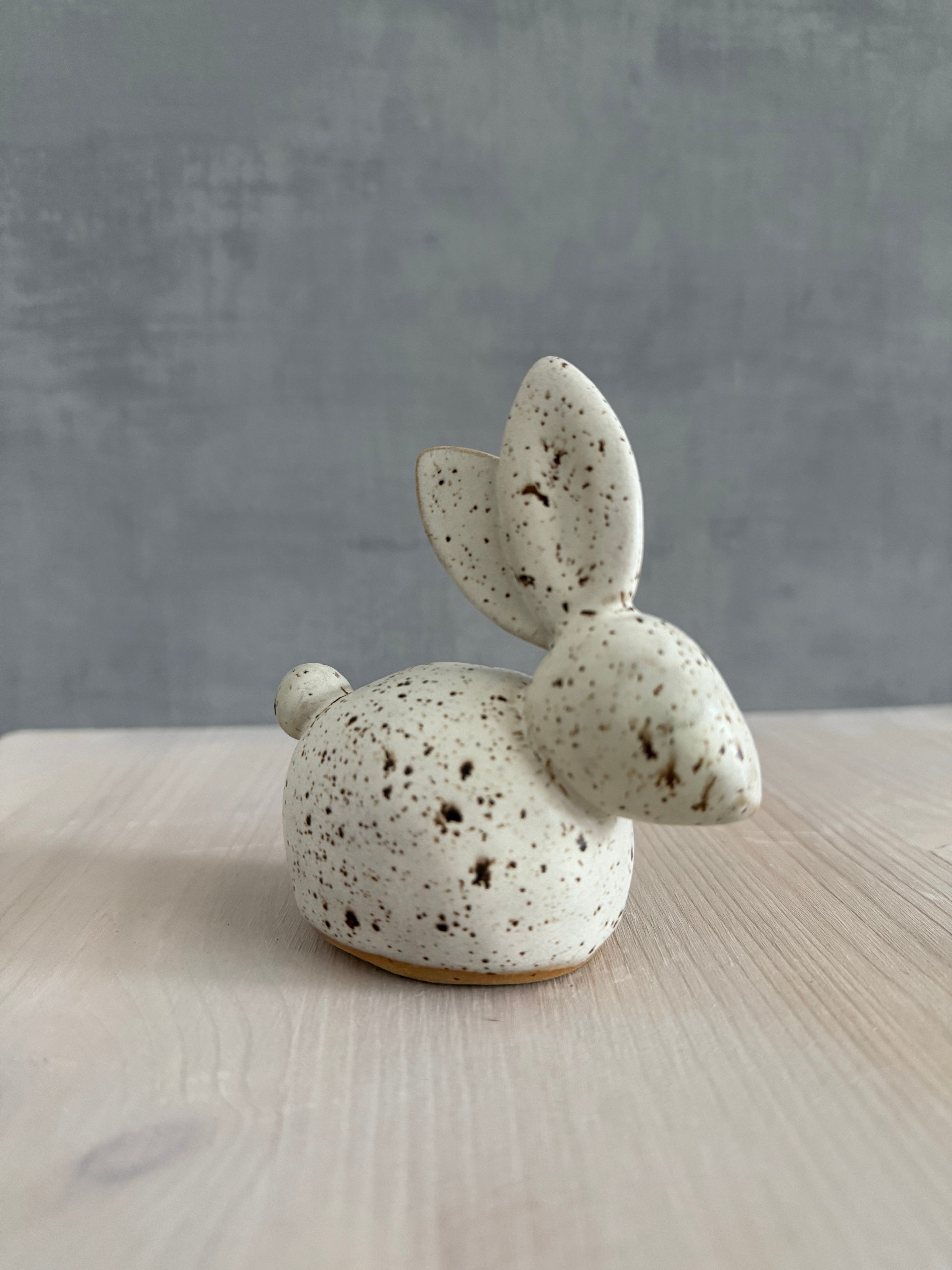 Liggande hare matt beige med bruna fläckar
