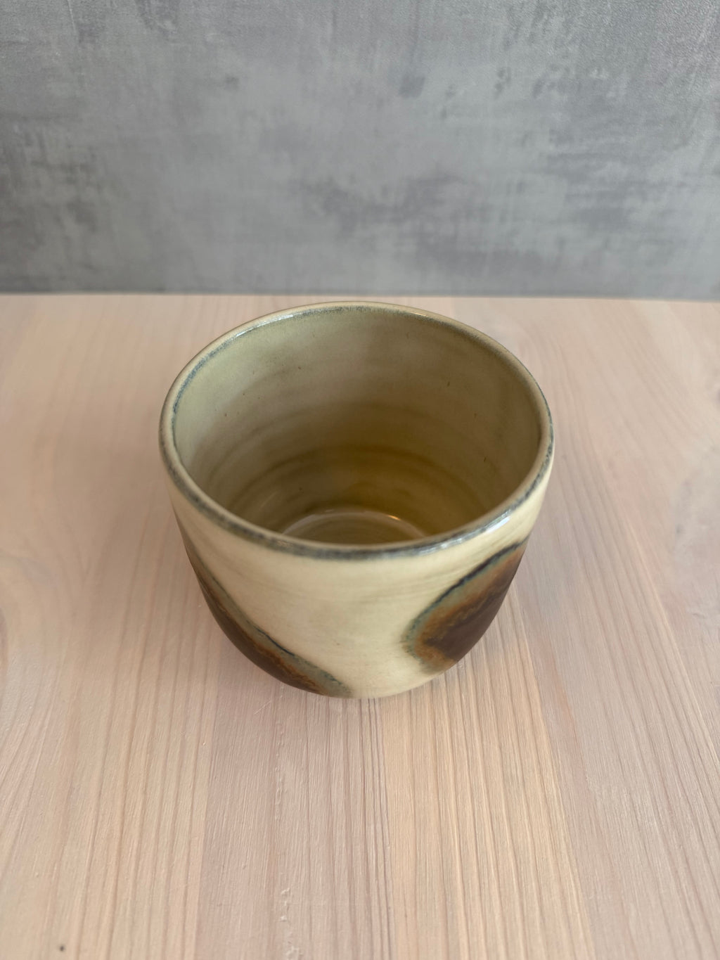 Tumblermugg i jordiga toner