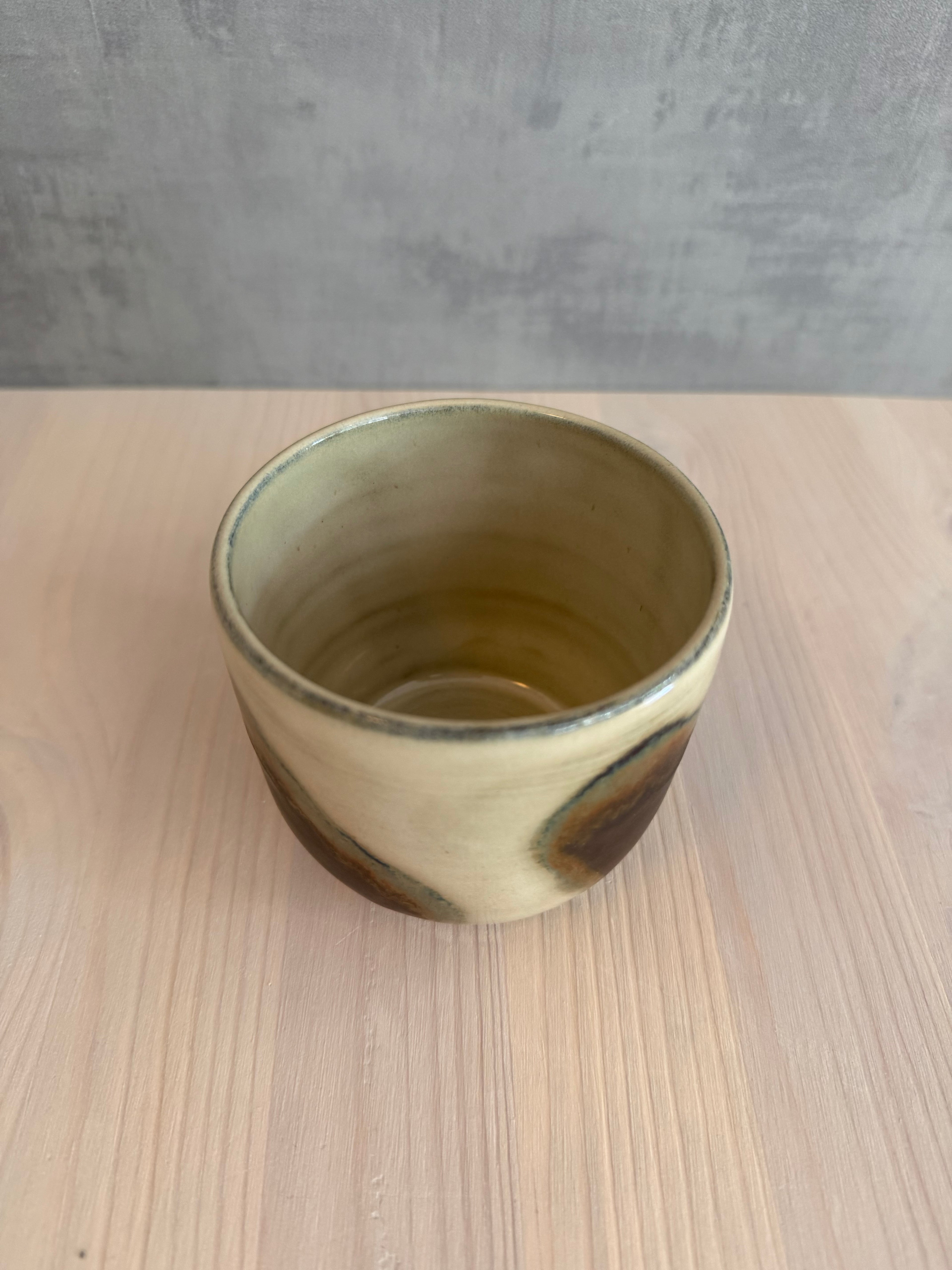 Tumblermugg i jordiga toner