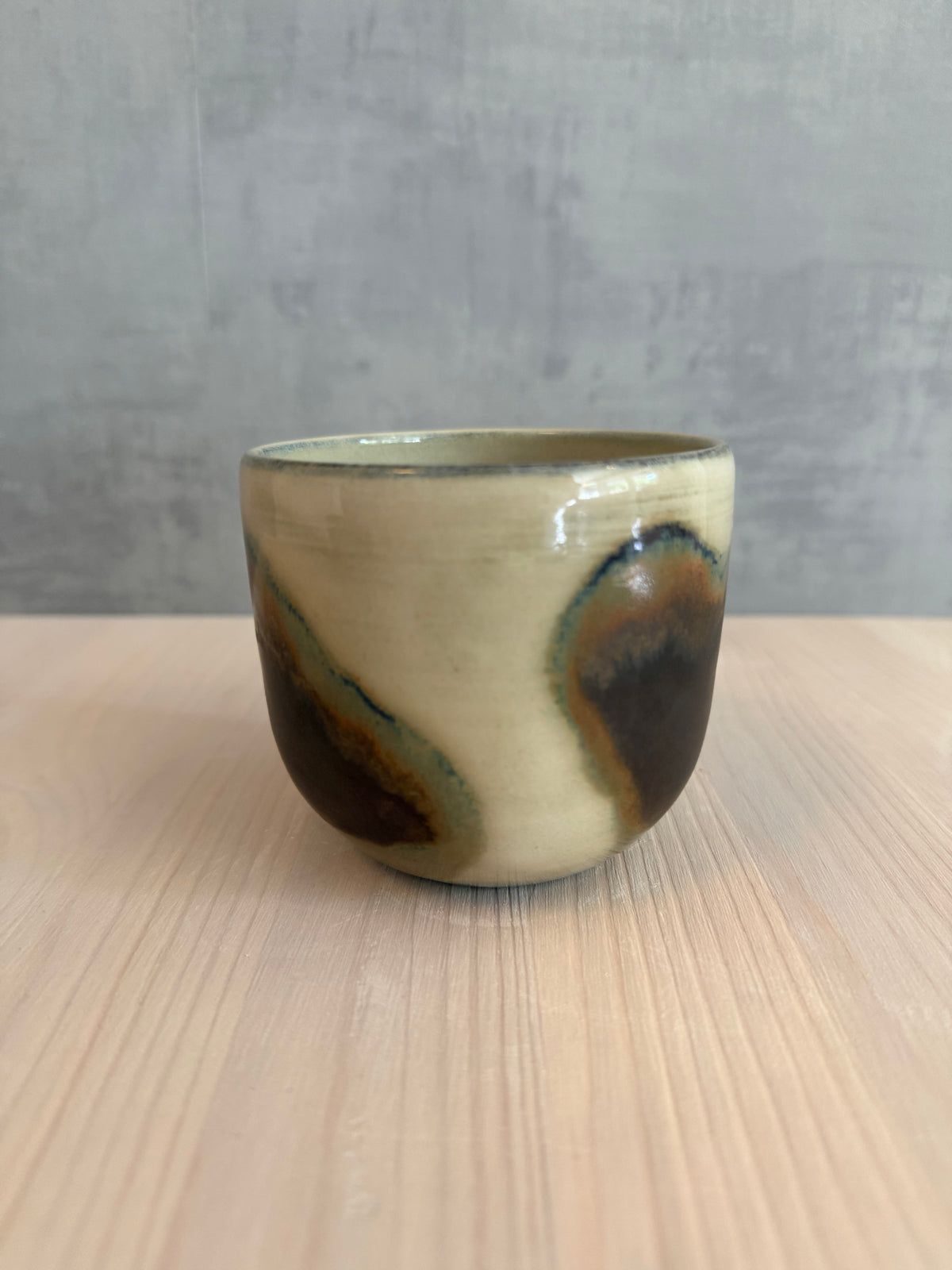 Tumblermugg i jordiga toner