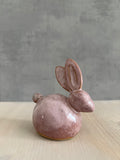 Liggande hare rosa