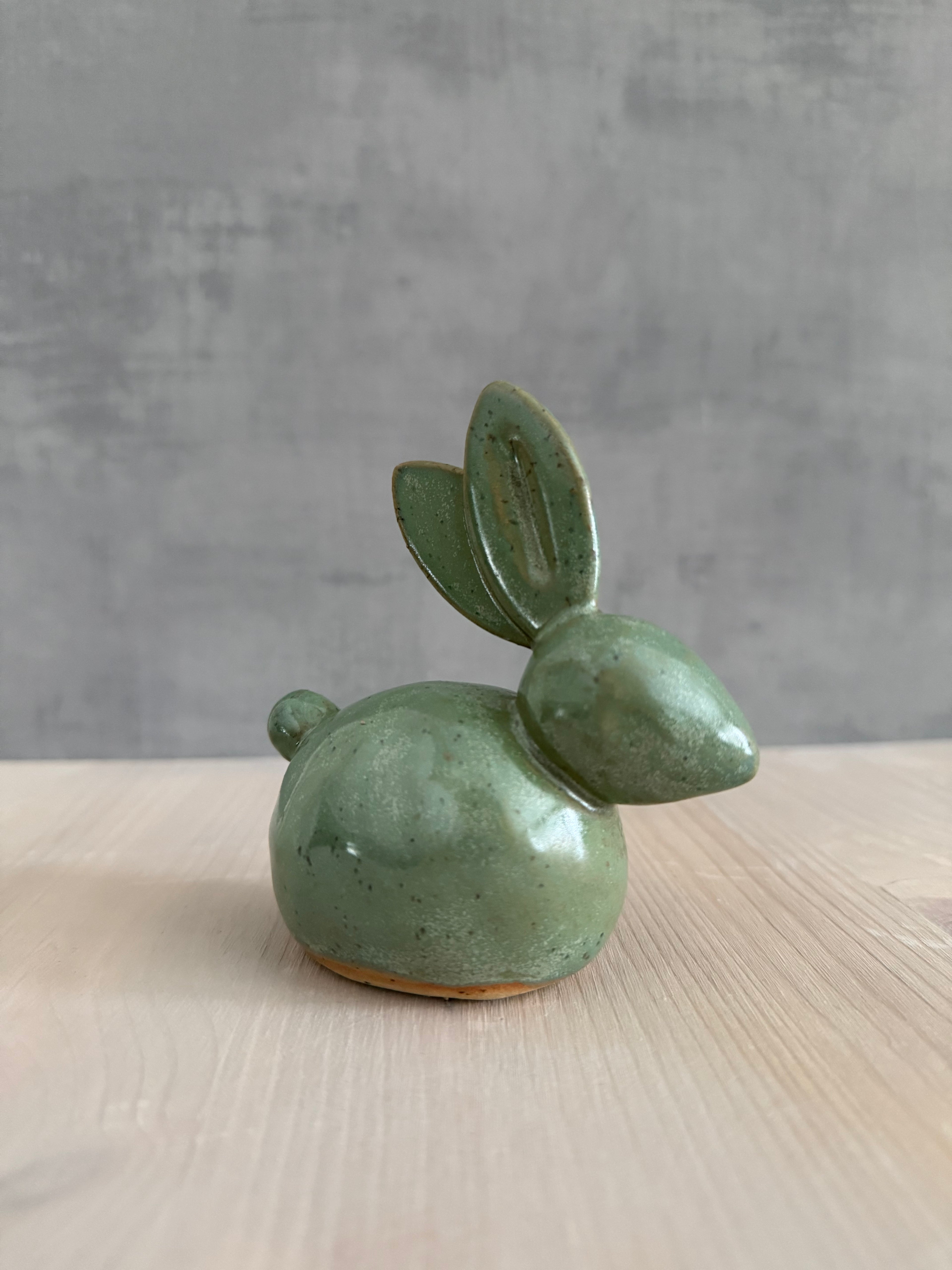 Liggande hare ljusgrön