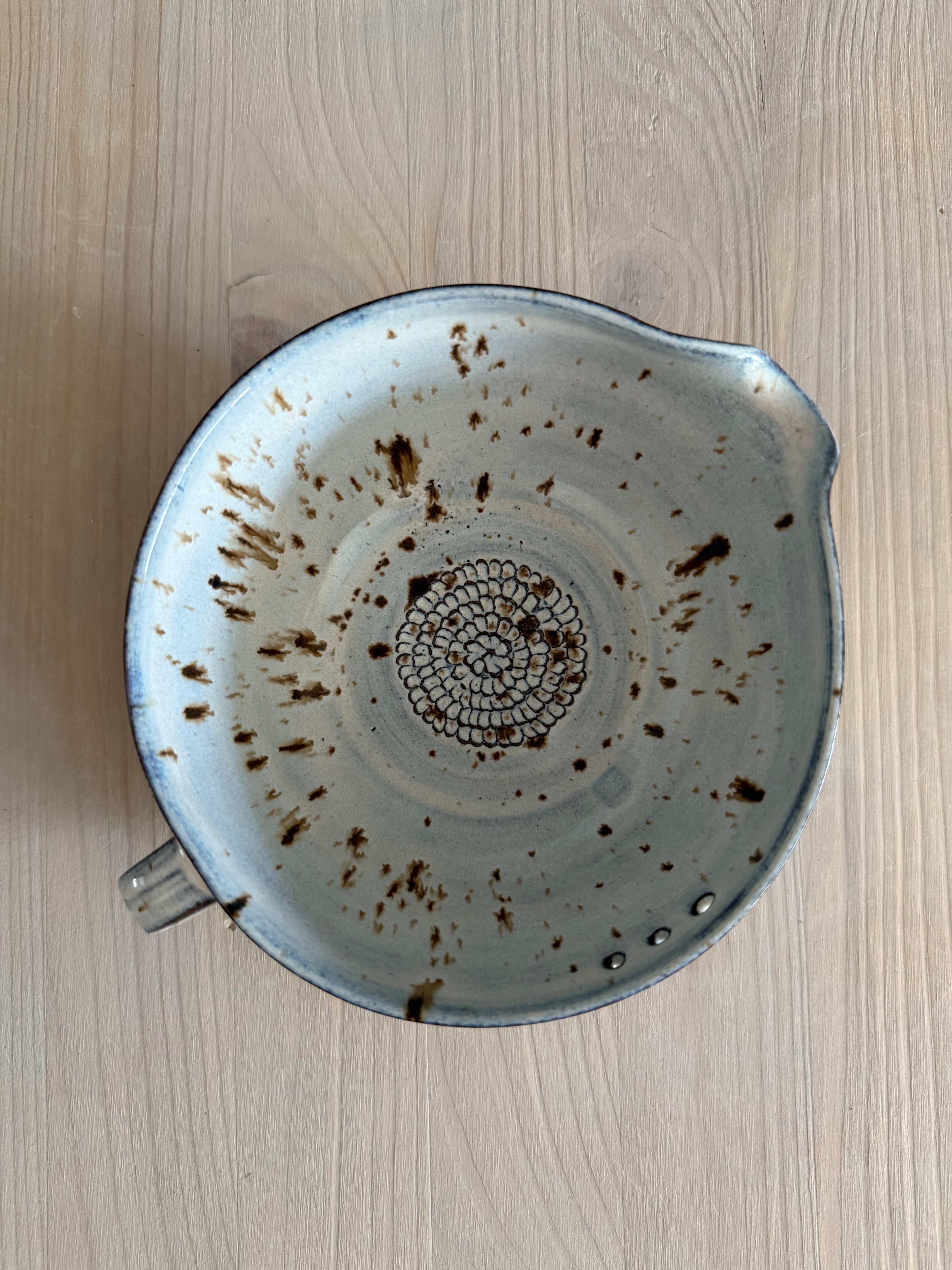 Minispillkum med hål för örtrepning