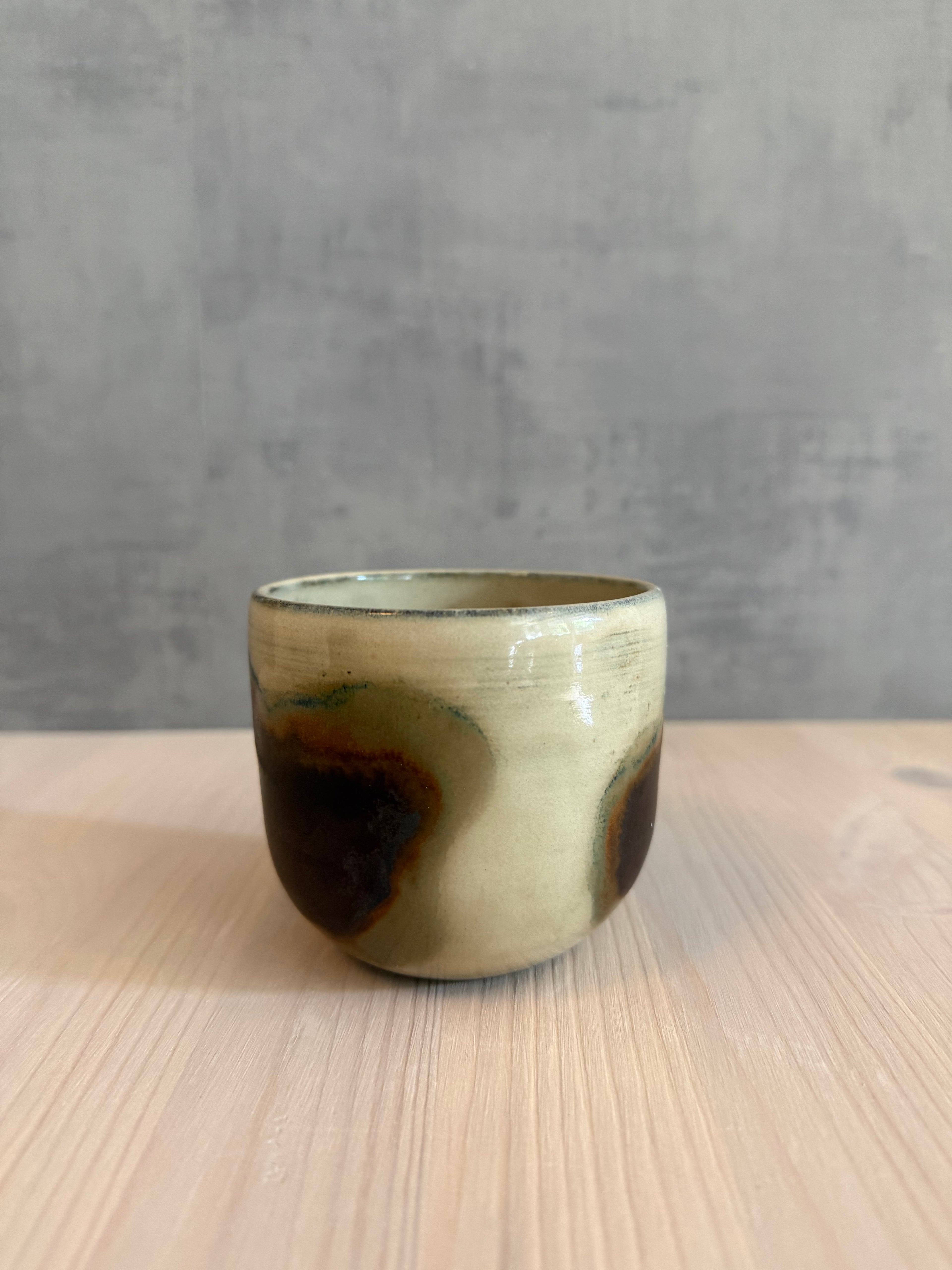 Tumblermugg i jordiga toner