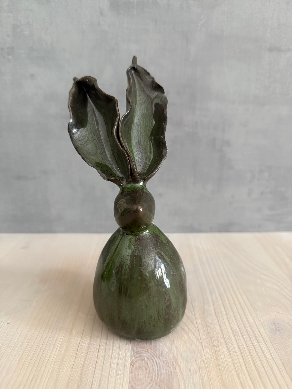 Hare med långa öron, stor mörkgrön