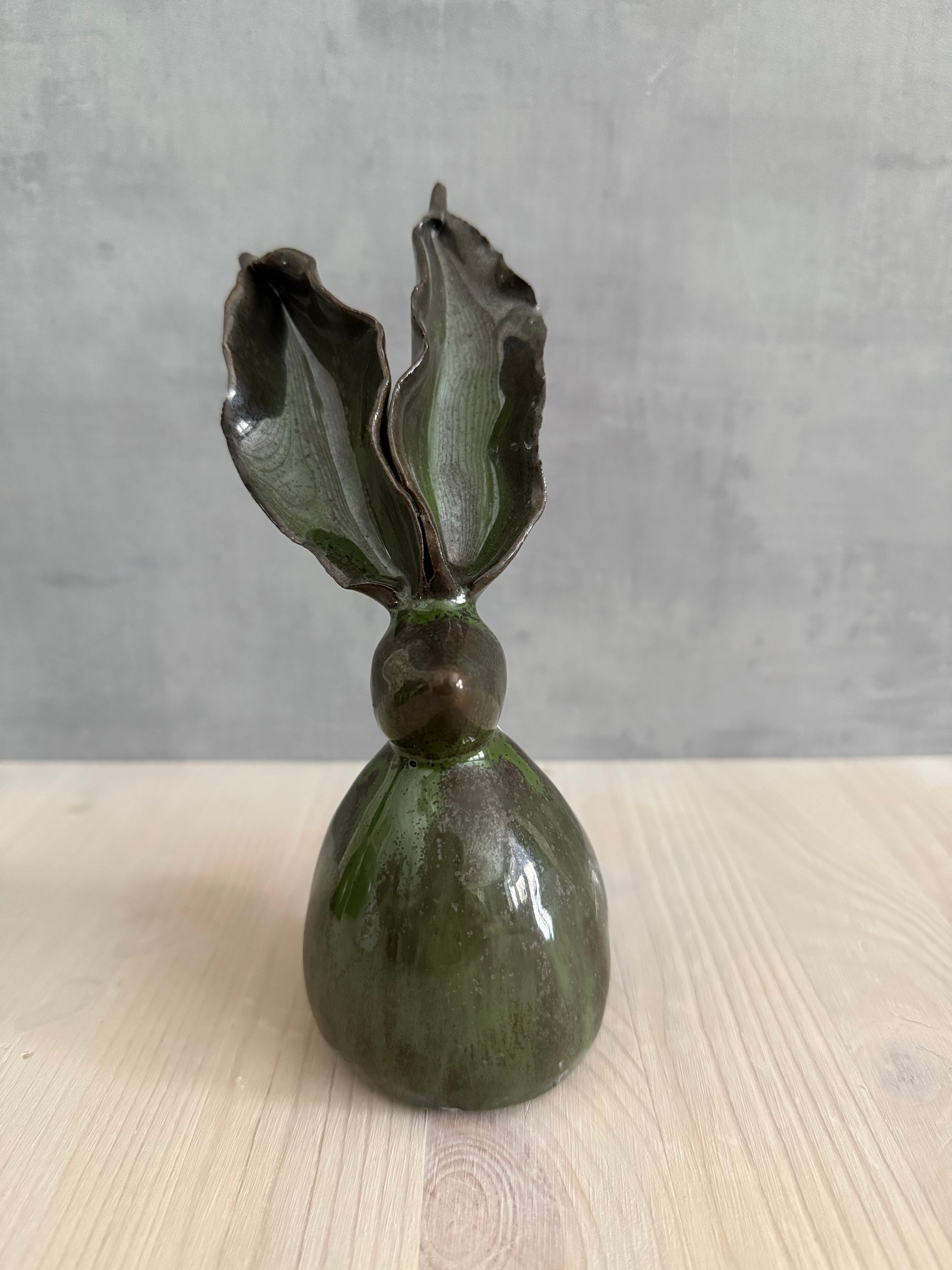 Hare med långa öron, stor mörkgrön